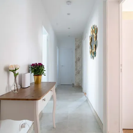 Apartment Fourside Deluxe In Le Bourget